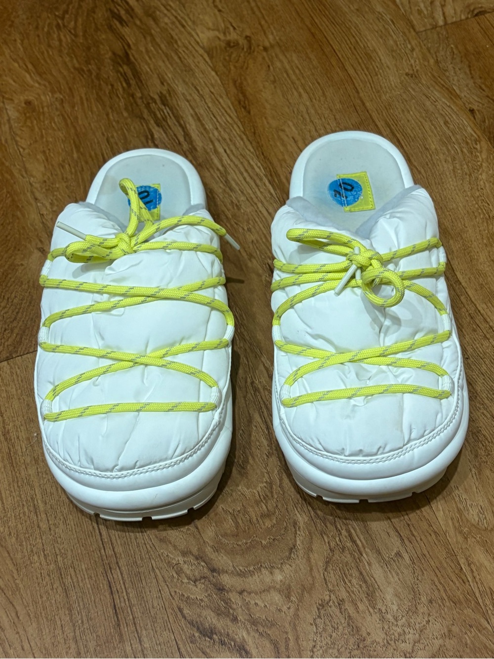 Ugg Wmn Maxi Slide Logo White neon yellow laces Puff plataform mule slipper